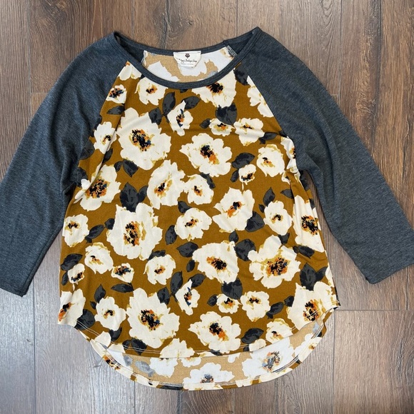 Betsey’s Boutique 3/4 sleeve floral top SZ SM - Picture 1 of 3
